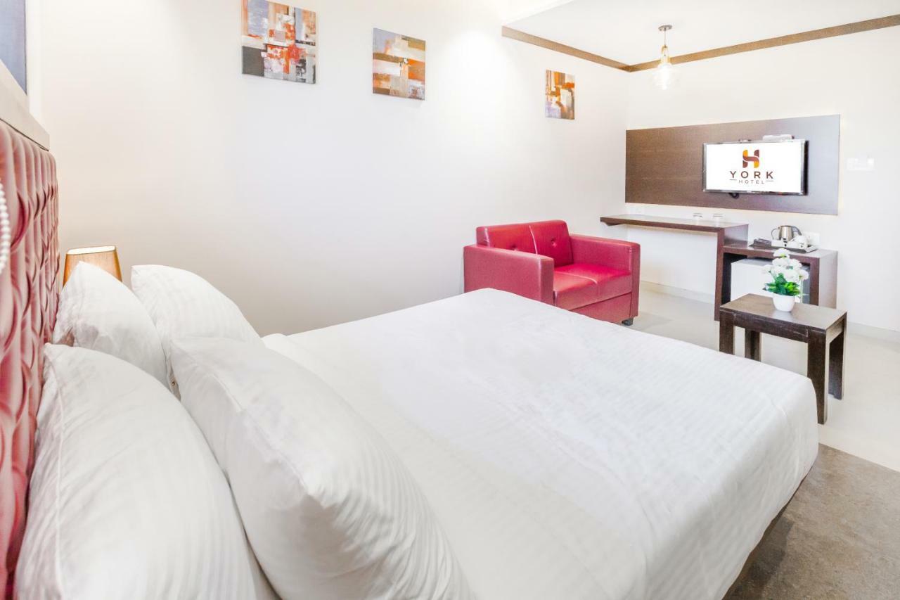 York Hotel Kochi Екстер'єр фото
